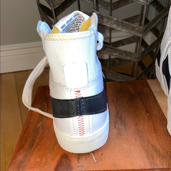 Nike Menβs White Blazer Mid 77 Sneakers - Picture 14 of 16